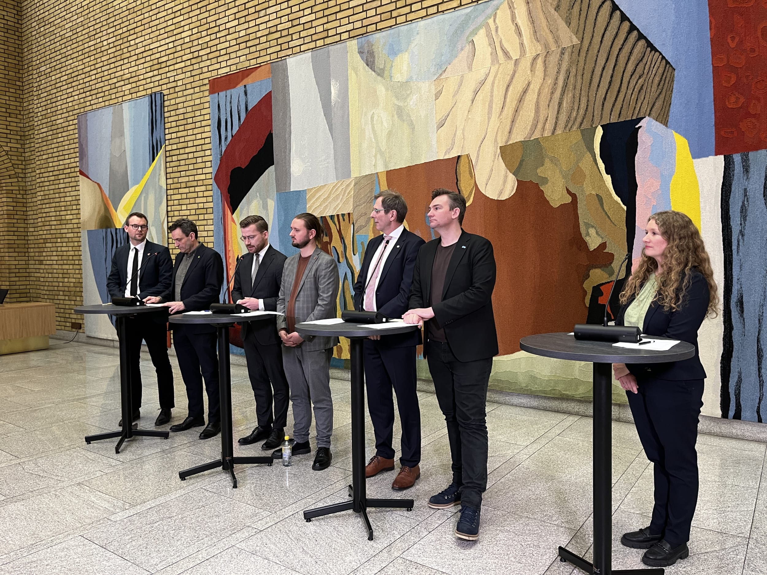 Bilde av 7 personer på pressekonferanse